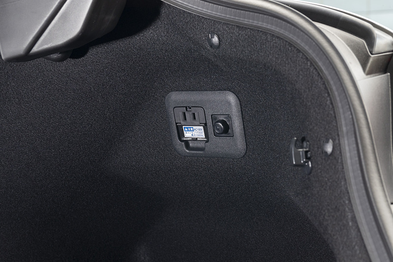 version Lはトランク内にもAC100Vコンセントを装備