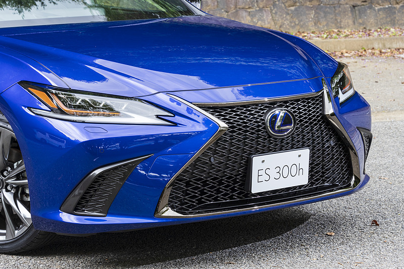 スピンドルグリルはLSからの流れを汲むL字を組み合わせたタイプ