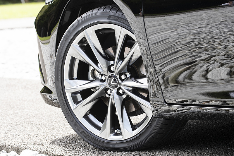 19インチの専用アルミホイール。タイヤサイズは235/40 R19