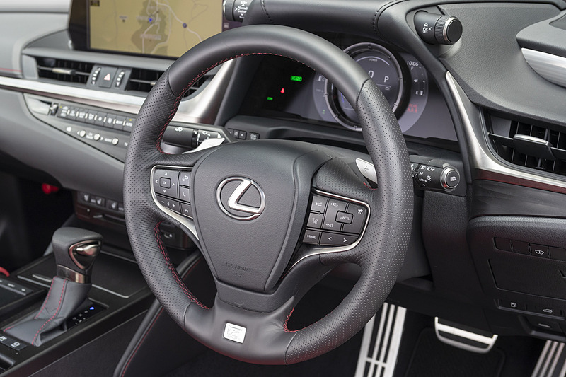 LC同様の断面を採用した専用ステアリングホイール。ディンプルタイプの本革と下部に付くバッヂが専用の証。パドルシフトも装備