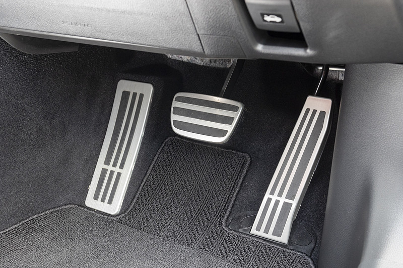 アルミ製スポーツペダル＆フットレストを装備