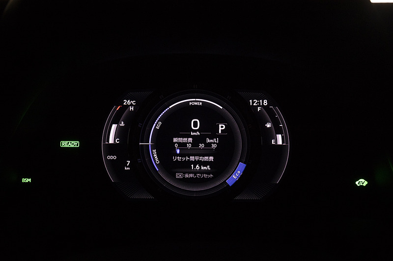 F SPORT専用メーターは8インチのTFT液晶タイプ。中央のリングは可動式で2タイプの表示が選択可能。ノーマルモード時の表示