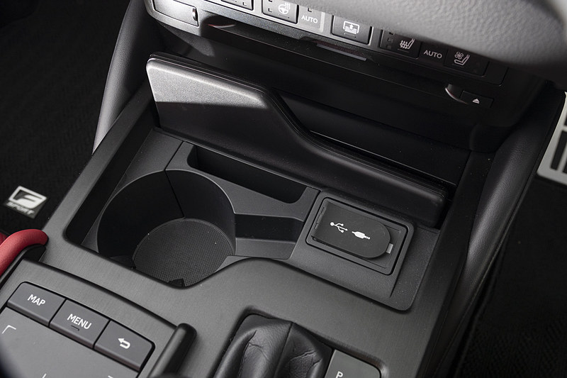 シフト前方にフタ付のカップホルダーを装備。USBおよびAUX端子も用意される