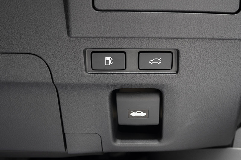 最下部にはトランクやフューエルリッドのオープナースイッチが並ぶ