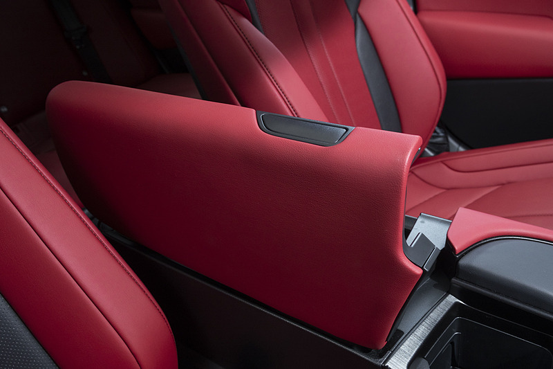 運転席、助手席のどちら側にも開けることが可能なフロントセンターアームレスト。こちらはおくだけ充電がないタイプ