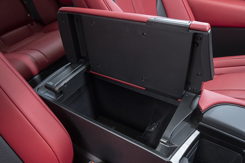 運転席、助手席のどちら側にも開けることが可能なフロントセンターアームレスト。こちらはおくだけ充電がないタイプ
