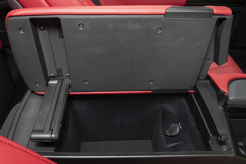 運転席、助手席のどちら側にも開けることが可能なフロントセンターアームレスト。こちらはおくだけ充電がないタイプ