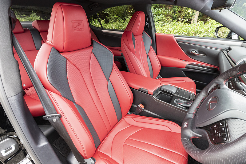 フロントシートは表皮一体発泡工法を採用し高いホールド感を実現。ヘッドレスト部にはエンボスエンブレムも