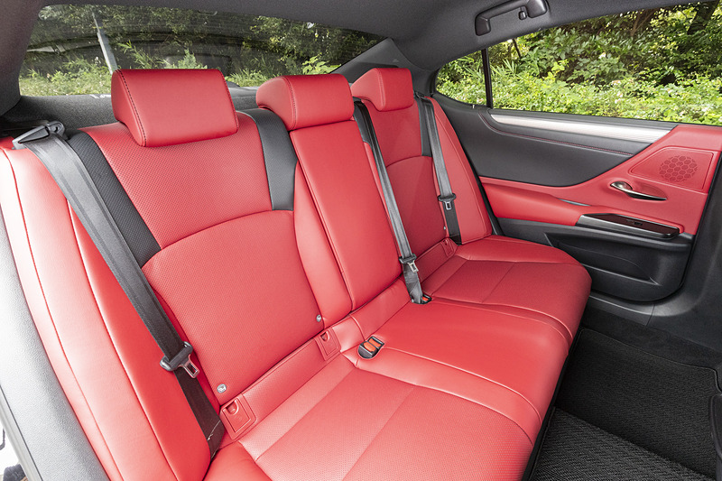 リアシートはベースモデルと同じ形状