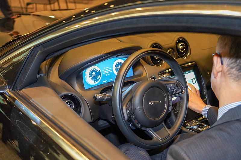 QNXで実現されているメータークラスターとAndroidのインフォテインメントは、互いに異なるメモリ空間で動いており、それぞれ隔離されている