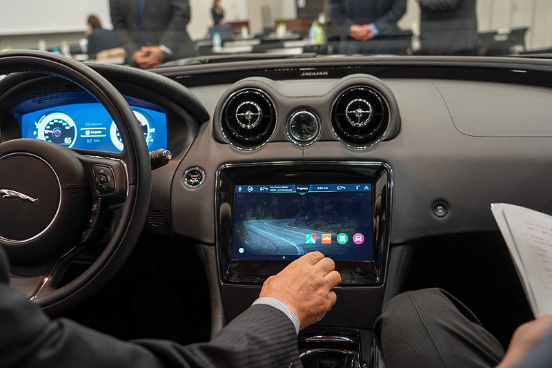 QNXで実現されているメータークラスターとAndroidのインフォテインメントは、互いに異なるメモリ空間で動いており、それぞれ隔離されている