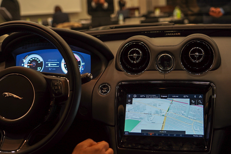 QNXで実現されているメータークラスターとAndroidのインフォテインメントは、互いに異なるメモリ空間で動いており、それぞれ隔離されている