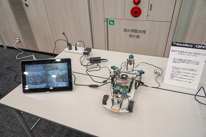 R-CarとQNXを利用したデモ。4つのカメラをコントロールしている