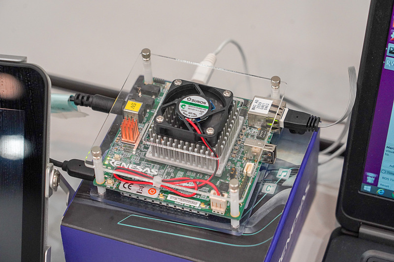 R-CarとQNXを利用したデータの可視化のデモ