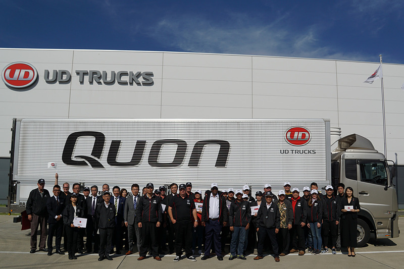 新型クオンの前でイベント参加者による記念撮影