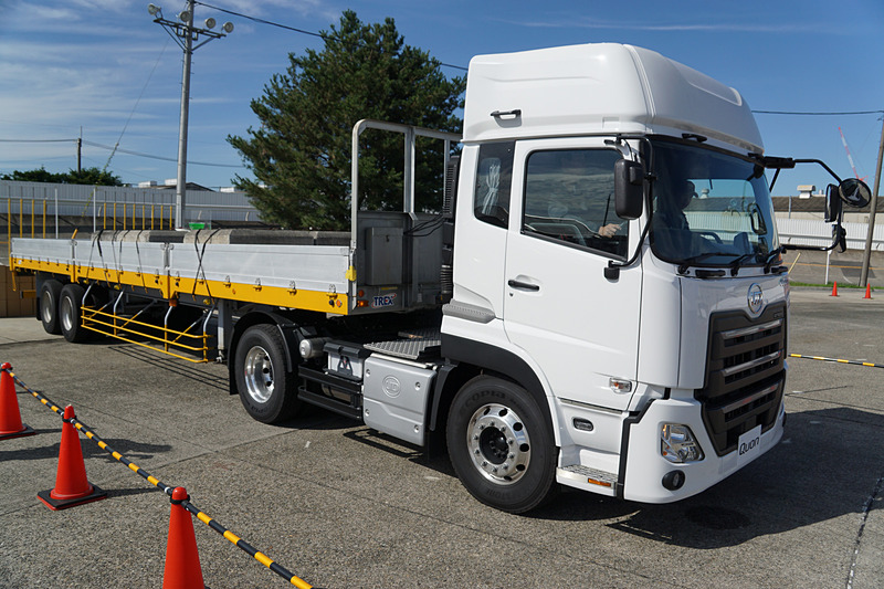 荷台に水を入れたボールを用意。こぼれた水の量も審査の対象となる