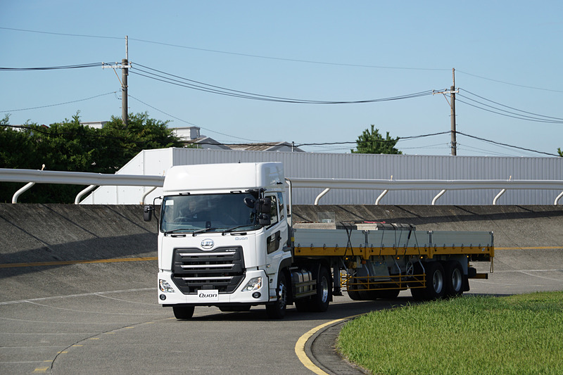 競技車両にはトレーラーを使用。競技は、車庫から発進してテストコースを周回、車庫入れといった流れで行なわれ、安全運転や燃費、輸送品質までを審査する