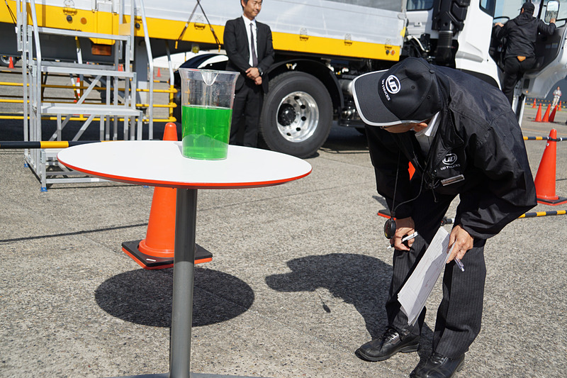 荷台に水を入れたボールを用意。こぼれた水の量も審査の対象となる