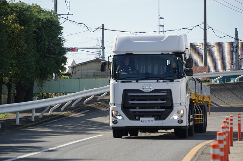 競技車両にはトレーラーを使用。競技は、車庫から発進してテストコースを周回、車庫入れといった流れで行なわれ、安全運転や燃費、輸送品質までを審査する