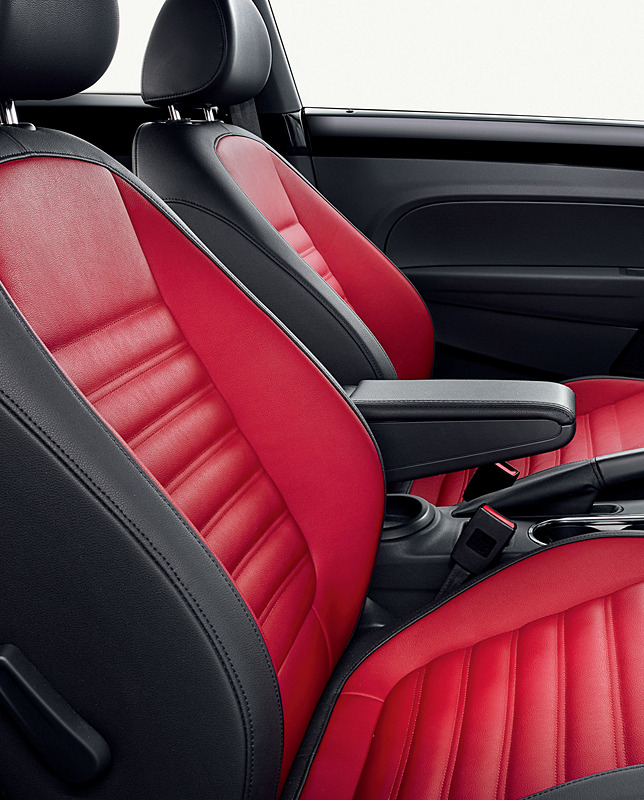 ザ・ビートル R-Line マイスター、ザ・ビートル 2.0 R-Line マイスターのレザーシートは、「ブラック」「ブラック＆レッド」から選択可能