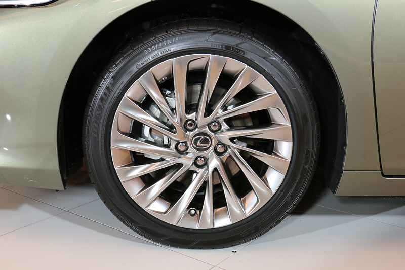 “version L”では専用装備となる18インチの「ノイズリダクションアルミホイール」（ハイパークロムメタリック塗装）に235/45 R18サイズのタイヤを装着