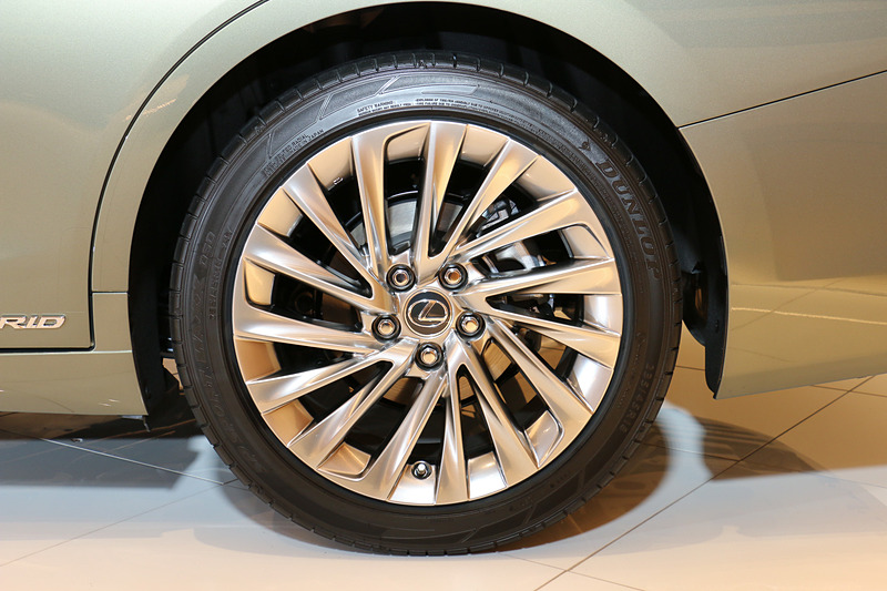 “version L”では専用装備となる18インチの「ノイズリダクションアルミホイール」（ハイパークロムメタリック塗装）に235/45 R18サイズのタイヤを装着