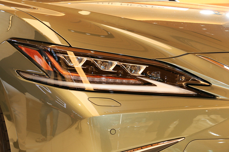 “version L”と“F SPORT”では、片側24個のLEDを使う「三眼フルLEDヘッドライト」を標準装備