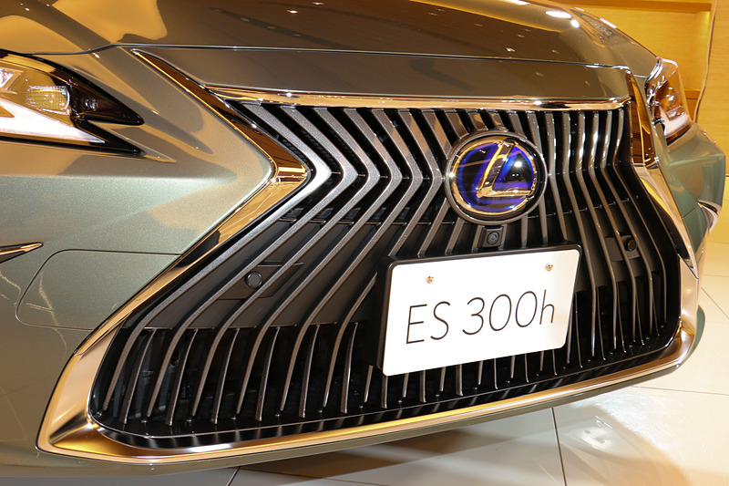 レクサスモデルのアイデンティティである「スピンドルグリル」は、“version L”（左）が縦桟、“F SPORT”（右）がL字ピース面で構成するメッシュのデザインを採用する