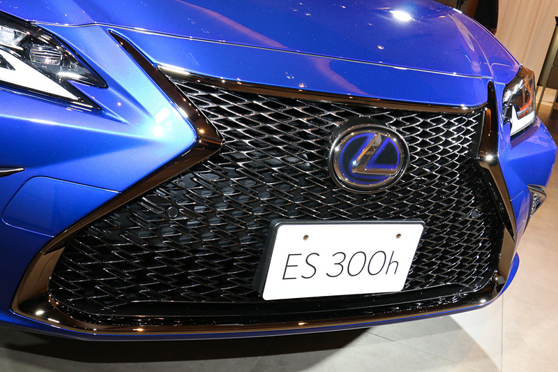 レクサスモデルのアイデンティティである「スピンドルグリル」は、“version L”（左）が縦桟、“F SPORT”（右）がL字ピース面で構成するメッシュのデザインを採用する