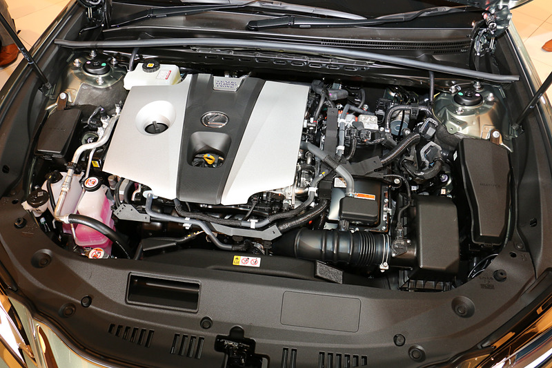 新型ESでは、全車で直列4気筒 2.5リッター直噴自然吸気「A25A-FXS」型エンジンを中核とするハイブリッドシステムを採用。エンジンは最高出力131kW（178PS）/5700rpm、最大トルク221Nm（22.5kgfm）/3600-5200rpmを発生し、モーターは最高出力88kW（120PS）、最大トルク202Nm（20.6kgfm）を発生して、システム最高出力は160kW（218PS）