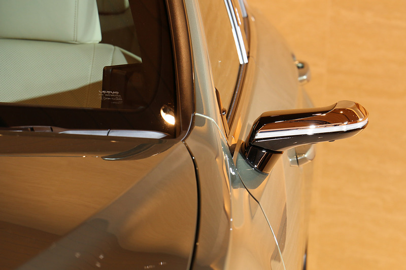 デジタルアウターミラーのハウジングにはLEDタイプのウインカーを装着