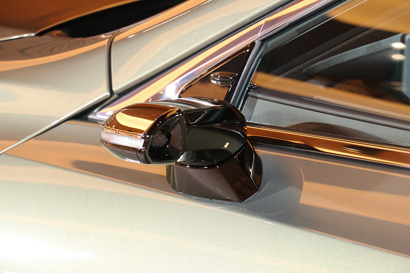 雨粒などが付着しないよう形状を工夫し、水分を除去するカメラヒーターも装備