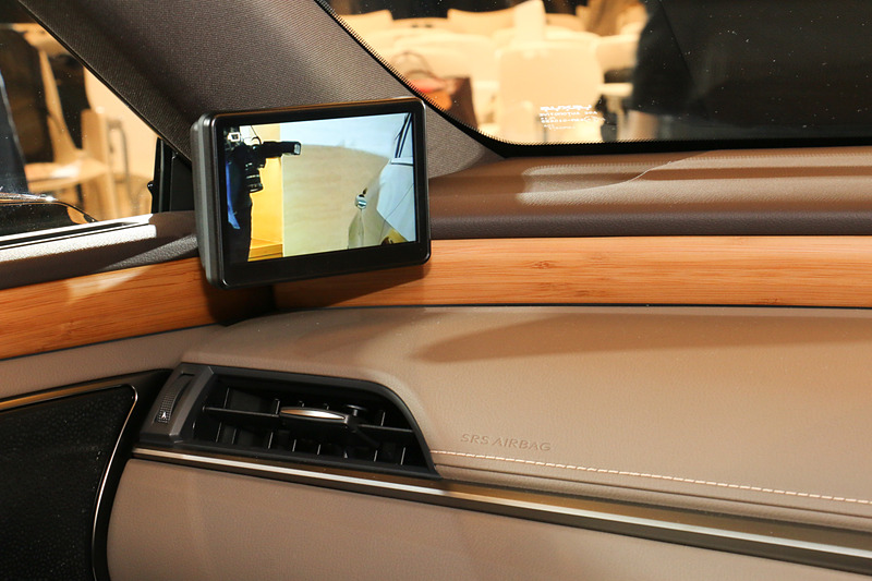 Aピラー内側に5インチディスプレイを設定。アクセサリーONに連動してディスプレイ表示が始まるが、ウインカー操作の連動機能などは作動しなかった