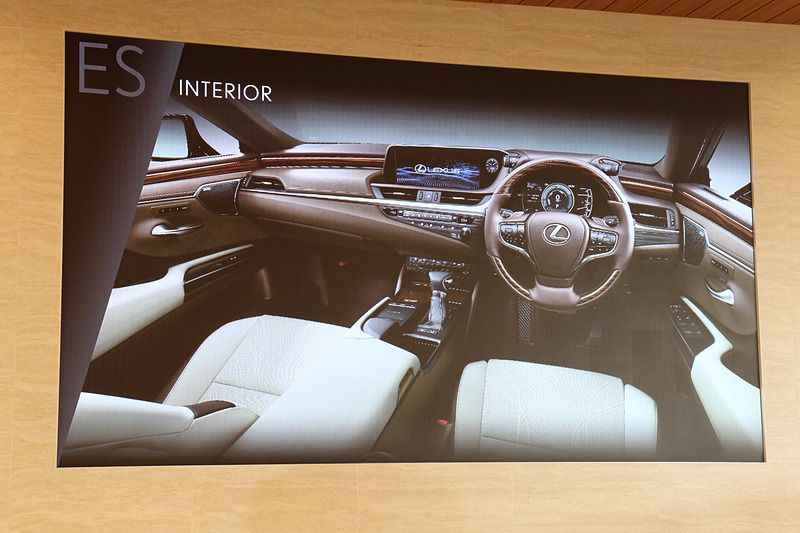 インテリアはレクサス独自の「人を中心としたデザイン思想」により、ドライバーには刺激的な運転の楽しさ、同乗者には上質なくつろぎの時間を提供する