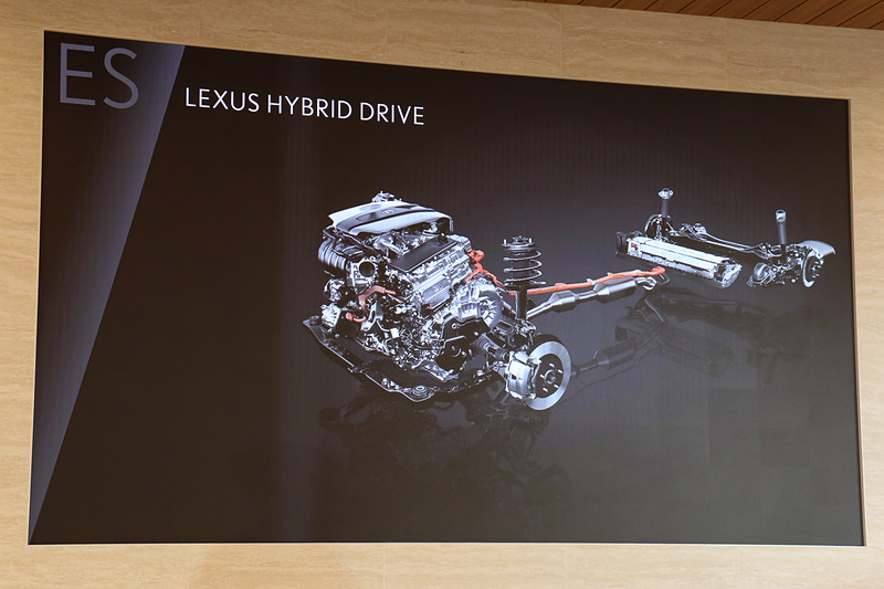 走行面ではフロントサスペンションのジオメトリー最適化、トレーリングウィッシュボーン式のリアサスペンション採用などですっきりと奥深い味わいを目指して開発。より高い次元に昇華させることを目指し、LCやLSなどの開発陣と開発中の車両を相互に乗り比べ、走り込みや造り込みを重ねたという