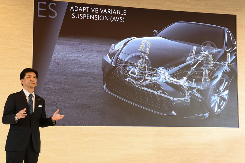 開発では「人の疲れのメカニズム」を科学的アプローチで解析。ここでキーになるのは「視線の動き」で、情報を正確に認識するためには±1度程度の範囲に視線を収めておく必要があり、運転時には体の上下動と逆位相で目が動き続けているという。目の動きを軽減することが疲労感の抑制につながると結論付け、サスペンションでは世界初採用となる「スウィングバルブショックアブソーバー」や「NAVI・AI-AVS」などを採用し、サスペンションやボディ剛性を作り込んでいると榊原氏は解説