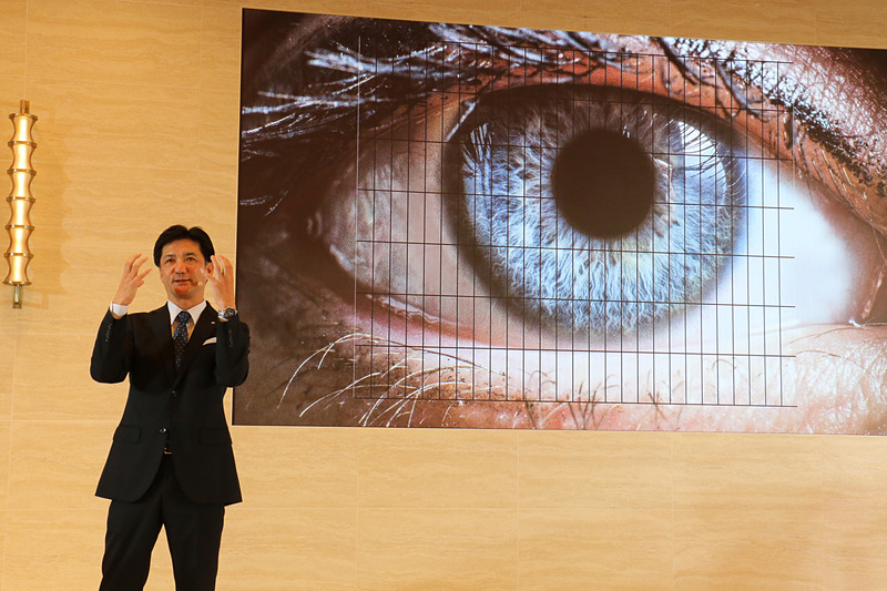 開発では「人の疲れのメカニズム」を科学的アプローチで解析。ここでキーになるのは「視線の動き」で、情報を正確に認識するためには±1度程度の範囲に視線を収めておく必要があり、運転時には体の上下動と逆位相で目が動き続けているという。目の動きを軽減することが疲労感の抑制につながると結論付け、サスペンションでは世界初採用となる「スウィングバルブショックアブソーバー」や「NAVI・AI-AVS」などを採用し、サスペンションやボディ剛性を作り込んでいると榊原氏は解説