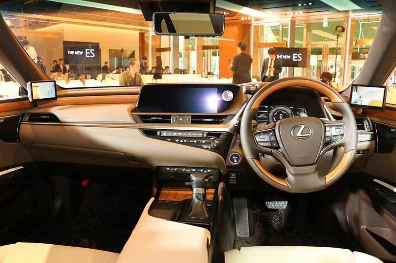 “version L”のインパネ。シートカラーはリッチクリームで、オーナメントパネルはバンブー