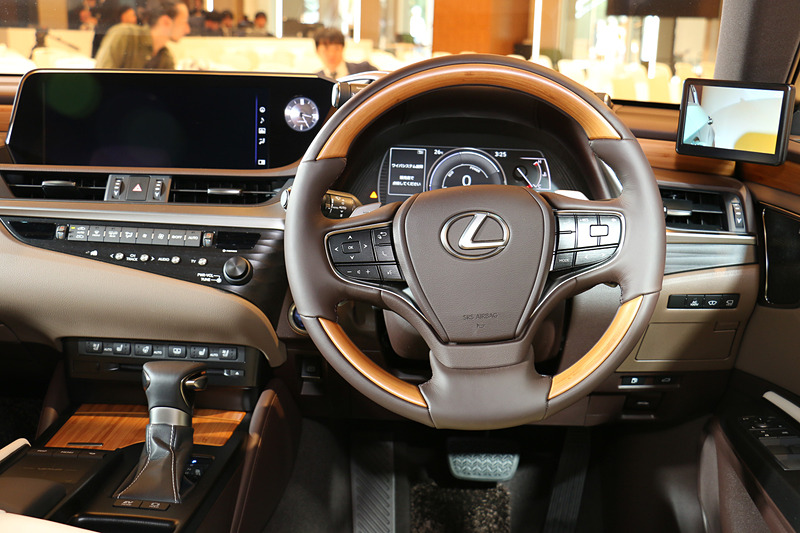 ステアリングは本木目と本革のコンビネーションタイプ。パドルシフトを全車標準装備する