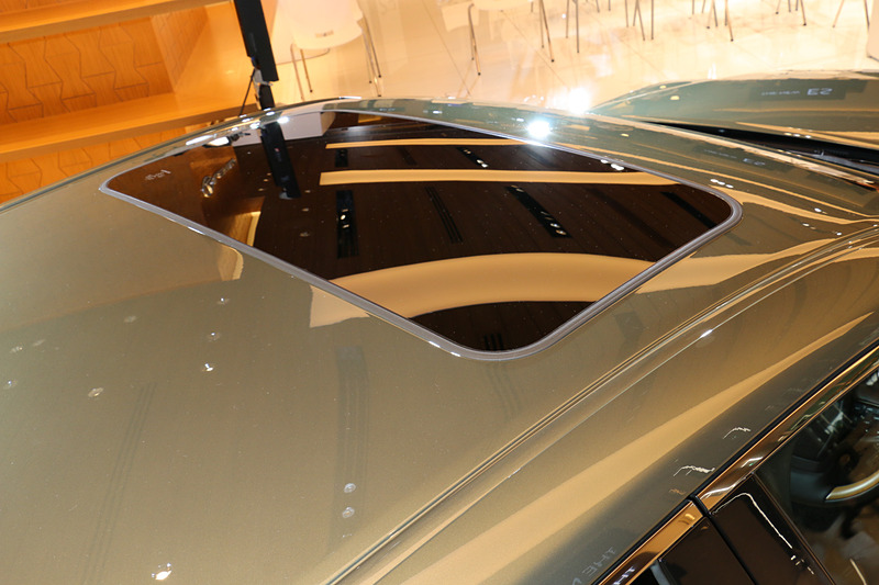 「ムーンルーフ」（チルト＆スライド式）は全車標準装備