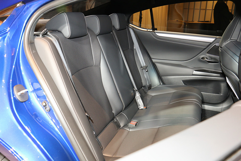 “F SPORT”のリアシート。シートカラーは写真のブラックのほかにフレアレッドも用意する
