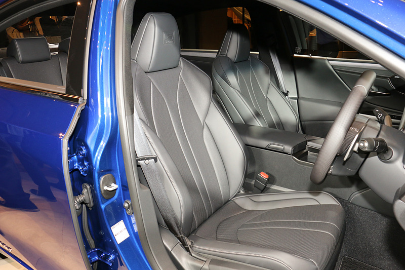 “F SPORT”のフロントシートは、表皮一体発泡工法を採用する専用スポーツシート