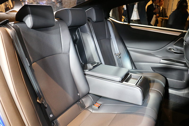 リアシートの中央にアームレストを設定。アームレストの奥にトランクスルーのリッドを備える