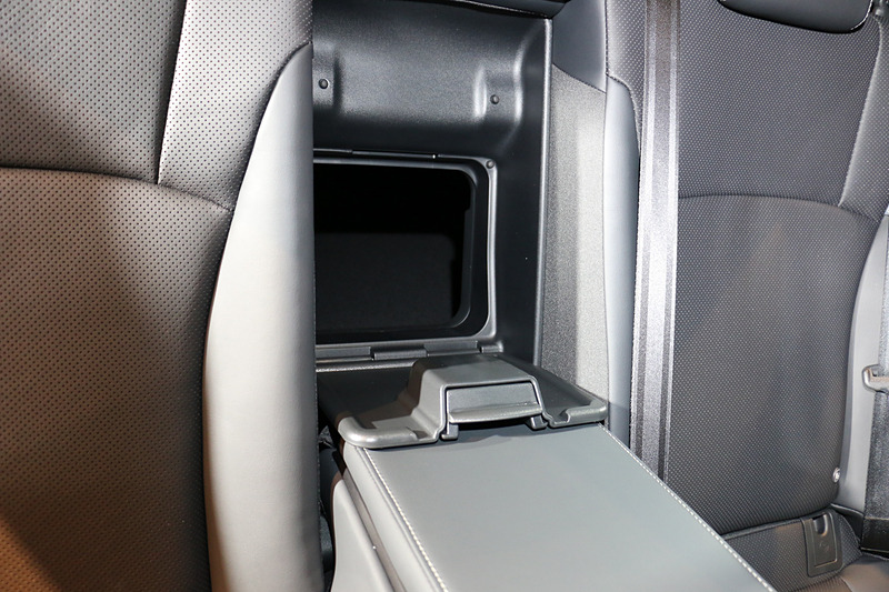 リアシートの中央にアームレストを設定。アームレストの奥にトランクスルーのリッドを備える