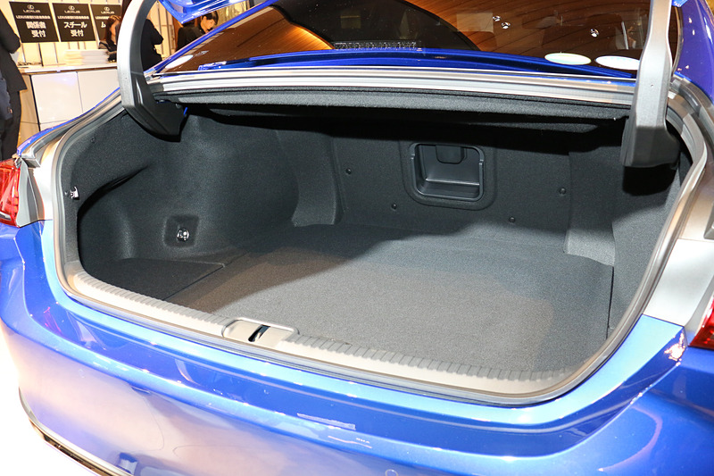 トランク容量は443L。9.5インチのゴルフバッグ4個、スーツケース（77×73cmサイズ）2個などが入る