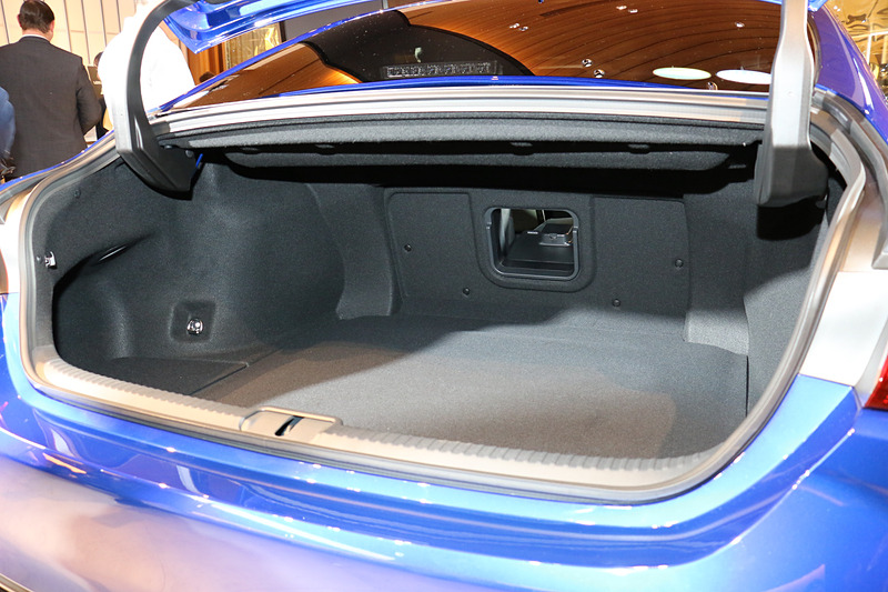 トランク容量は443L。9.5インチのゴルフバッグ4個、スーツケース（77×73cmサイズ）2個などが入る