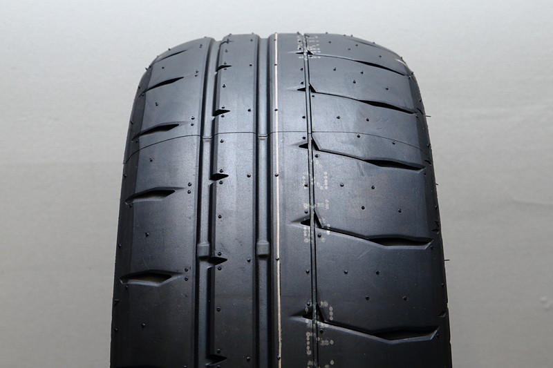 RE-12Dは、専用開発されたコンパウンドを採用し、形状、パターン、構造を最適化することでコーナーリング時の接地性を向上。さらに、ドライ性能とウェット性能を高いレベルで両立した