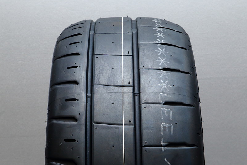 RE-07Dは、専用開発されたコンパウンド、形状、パターン、構造を採用。ウェット性能とドライ性能の両立をさらに高いレベルで追求した