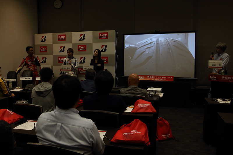 橋本氏の手元に用意されたカメラでタイヤをスクリーンに映し、溝の深さやパターンの違いなどを説明