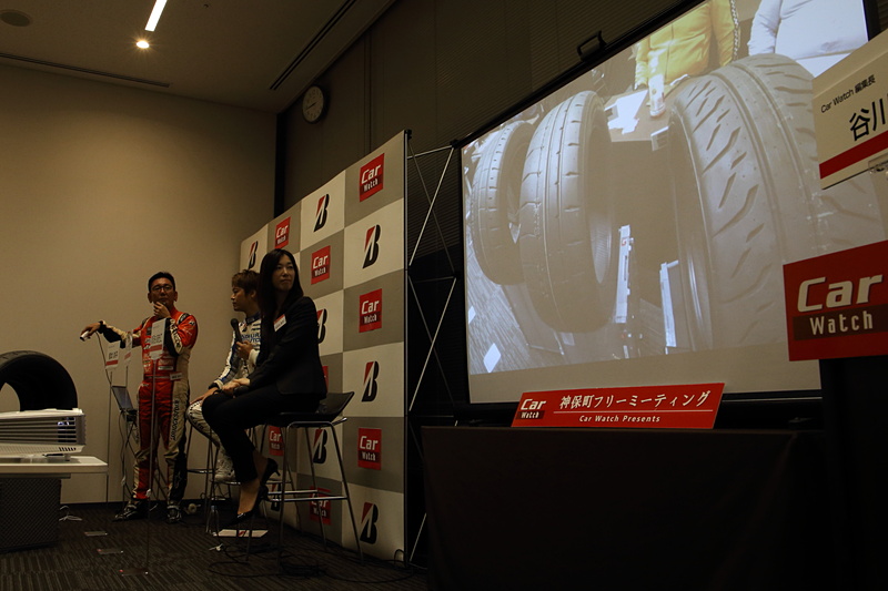 橋本氏の手元に用意されたカメラでタイヤをスクリーンに映し、溝の深さやパターンの違いなどを説明